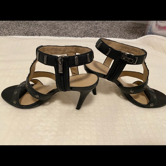 Rachel Roy black leather sandals with silver accents. Size 7. In good condition. - Picture 3 of 6
